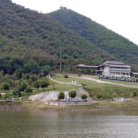 Kaengkachan Lake Hill Ban Song Phi Nong  Exterior foto